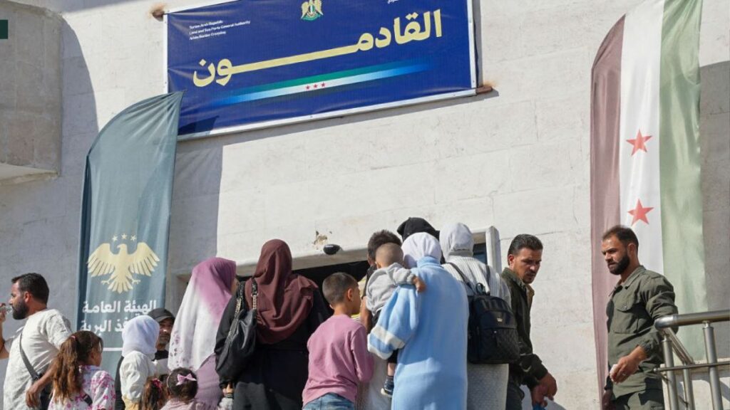 من العودة الطوعية للاجئين السوريين في لبنان عبر معبر العريضة الحدودي - 23 تشرين الأول 2025 (الهيئة العامة للمنافذ البرية والبحرية)