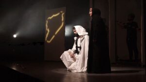مشهد من مسرحية (بانتظار إسماعيل) على مسرح الحمراء بدمشق - 10 كانون الأول 2025 (وزارة الثقافة السورية)
