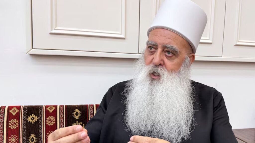 الشيخ موفق طريف زعيم الطائفة الدرزية في إسرائيل، يتحدث إلى وكالة رويترز في منزله شمال إسرائيل - 28 تموز 2025 (رويترز)