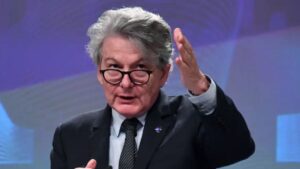 المفوض الأوروبي السابق تييري بروتون من بين المشمولين بالحظر (John Thys/AFP/Getty Images)