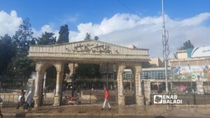 طلاب من جامعة حلب أمام المدخل الرئيس للجامعة- 27 كانون الأول 2025 (عنب بلدي)
