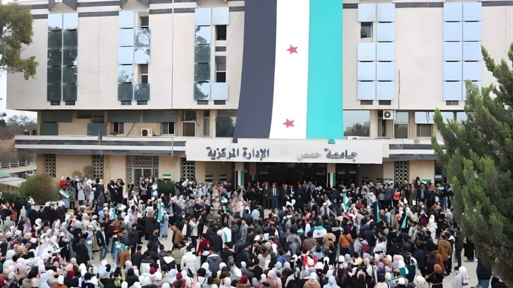 رفع الأعلام السورية في حرم جامعة حمص احتفالًا بذكرى تحرير سوريا - 9 كانون الأول 2025 (جامعة حمص/ فيسبوك)
