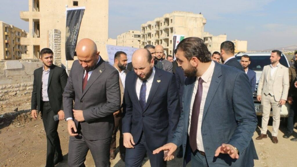 وزير الطاقة برفقة وزير الطوارئ وعدد من المسؤولين خلال وضع حجر الأساس لمحطة زيزون الحرارية بريف حماة - 4 كانون الأول 2025 (وزارة الطاقة/ فيسبوك)