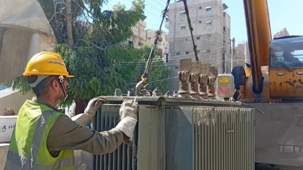 صيانة محولات كهربائية في المناطق التي تصلها الكهرباء بحي الفردوس بحلب - 29 أيلول 2025 (الشركة العامة لكهرباء حلب/فيسبوك)