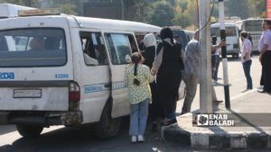 أهالٍ يصعدون إلى سرفيس عند ساحة الجامعة بمدينة حلب - 11 تشرين الأول 2025 (عنب بلدي/محمد مصطو)
