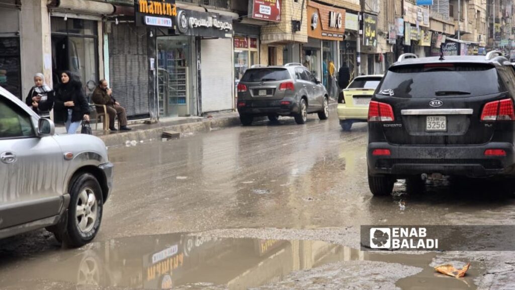 حفر تملأ شوارع في مدينة دير الزور - 22 كانون الأول 2025 (عنب بلدي/ مروان المضحي)