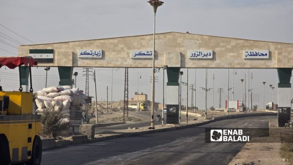 عمليات تاهيل مدخل دير الزور الغربي- 28 تشرين الثاني 2025 (عنب بلدي/ مروان المضحي)