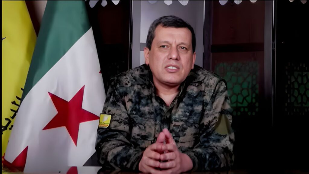 القائد العام لقوات سوريا الديمقراطية خلال لقاء الهيئة الاستشارية لدعم لجنة التفاوض في الطبقة - 25 كانون الأول 2025 (قوات سوريا الديمقراطية/ فيسبوك)
