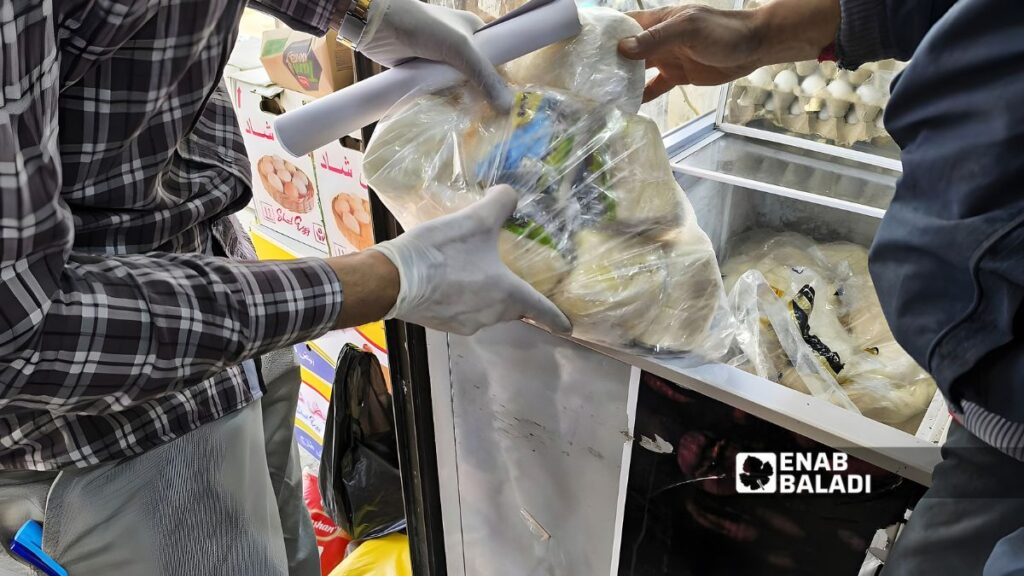 تجري مديرية التموين والضابطة جولات للكشف عن المواد منتهية الصلاحية في مدينة رأس العين شمالي الحسكة - 8 كانون الأول 2025 (عنب بلدي/ حسين الشعبو)