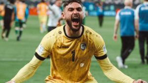 حارس المنتخب السوري إلياس هدايا يحتفل بتأهل سوريا إلى الدور الثاني من بطولة كأس العرب - 7 كانون الأول 2025 (إلياس هدايا/ إنستجرام)
