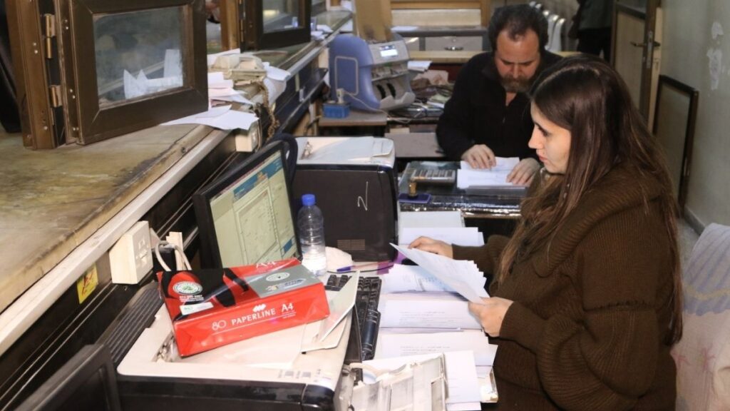 موظفون في إحدى كوات مالية دمشق- 18 نيسان 2025 (وزارة المالية السورية/تلجرام)
