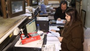 موظفون في إحدى كوات مالية دمشق- 18 نيسان 2025 (وزارة المالية السورية/تلجرام)
