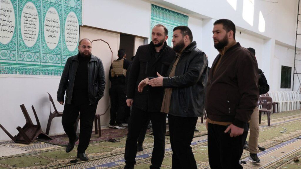 الأمن الداخلي في مدينة حمص يتفقد موقع التفجير فس مسجد الإمام علي بن أبي طالب - 26 كانون الأول 2025(وزارة الداخلية)