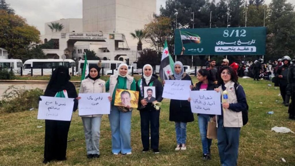 سوريات يرفع صور معتقلين قضوا في سجون الأسد - 8 كانون الأول 2025(رابطة عائلات قيصر/فيسبوك)