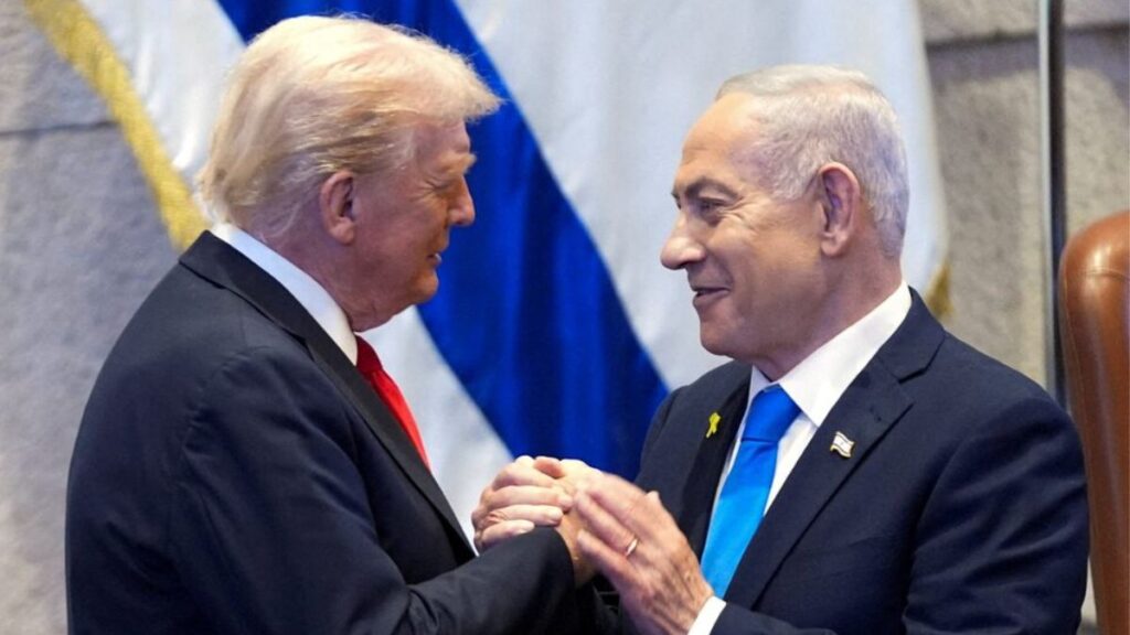 الرئيس الأمريكي دونالد ترامب يصافح رئيس الوزراء الإسرائيلي بنيامين نتنياهو - 13 تشرين الأول 2025(رويترز)