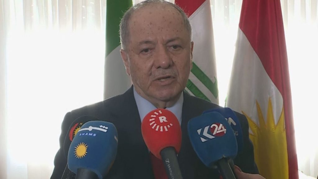 مسعود بارزاني في مؤتمر صحفي بإيطاليا متحدثًا عن الأوضاع قي سوريا الجمعة 23 كانون الثاني 2026 (موقع رووداو)