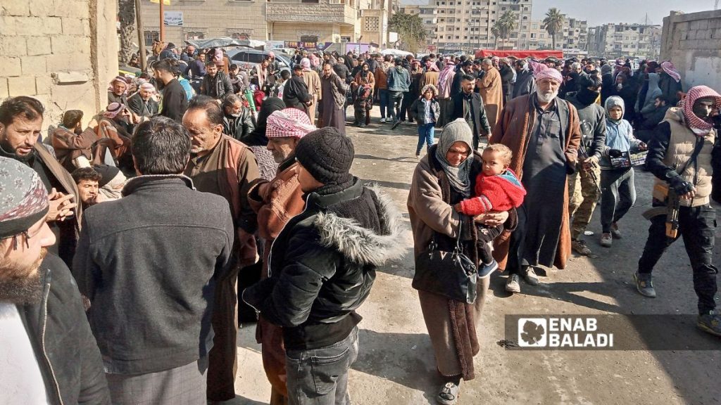 انتظار مستمر لعوائل المعتقلين أمام القصر العدلي في الرقة دون صدور معلومات رسمية واضحة - 25 كانون الثاني 2026 (عنب بلدي/ أحمد الحمدي)