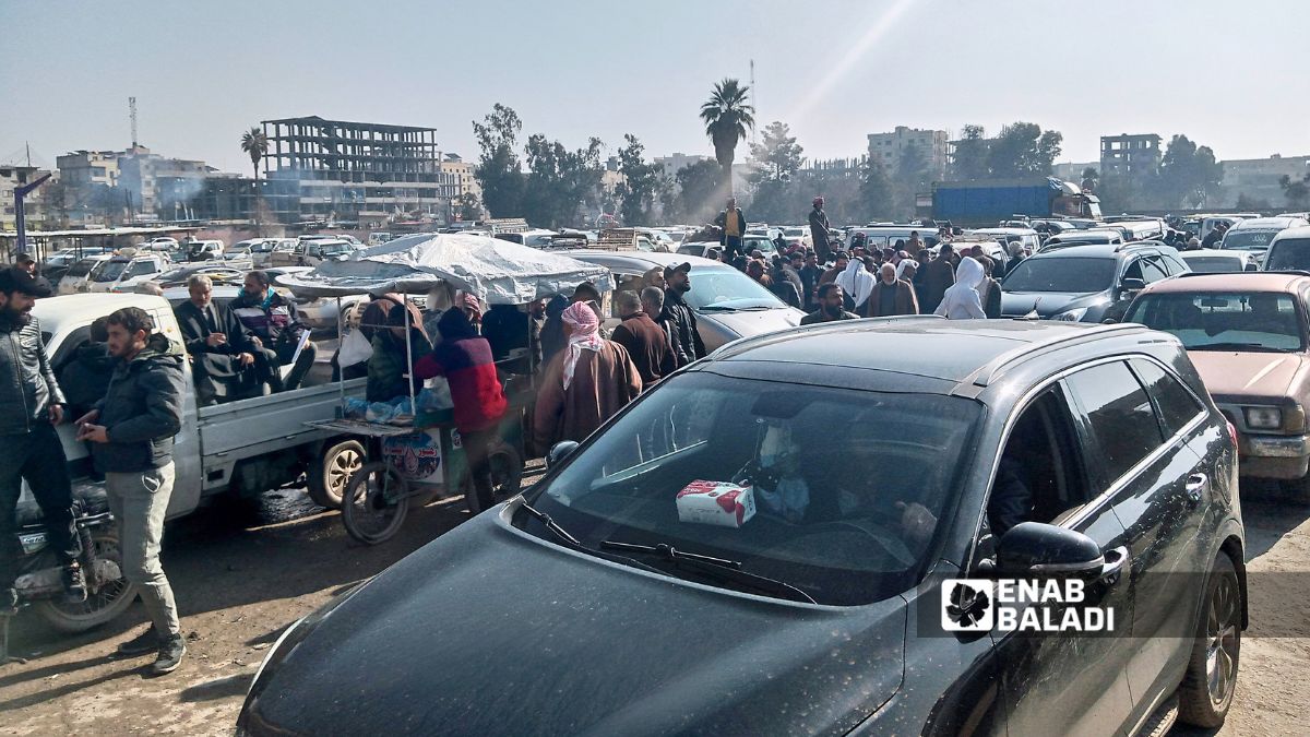 عوائل تواصل الانتظار قرب القصر العدلي وسط غياب تفاصيل رسمية عن وضع المحتجزين - 25 كانون الثاني 2026 (عنب بلدي/ أحمد الحمدي)