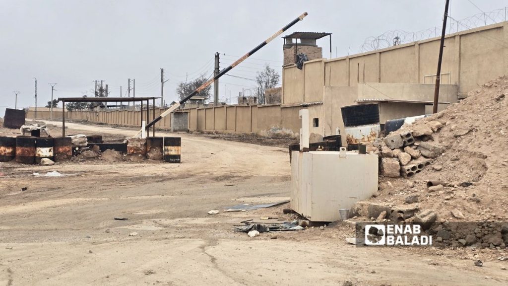 سجن الشدادي شمال شرق الحسكة يظهر فارغًا بعد فرار نحو 120 معتقلًا من تنظيم الدولة الإسلامية - 22 كانون الثاني 2026 (عنب بلدي / مروان المضحي)