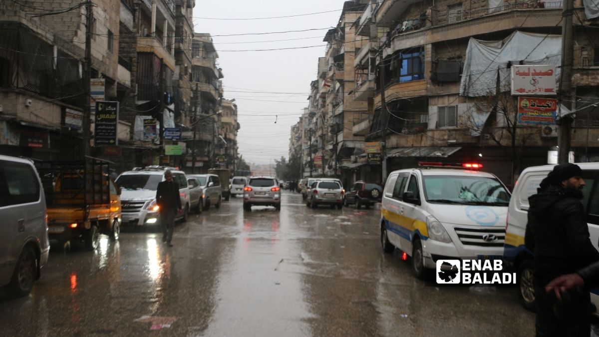 مواطنون في الأشرفية بحلب يتفقدون الحي بعد دخول قوات الحكومة السورية - 9 كانون الثاني 2026 (عنب بلدي/ محمد مصطو)