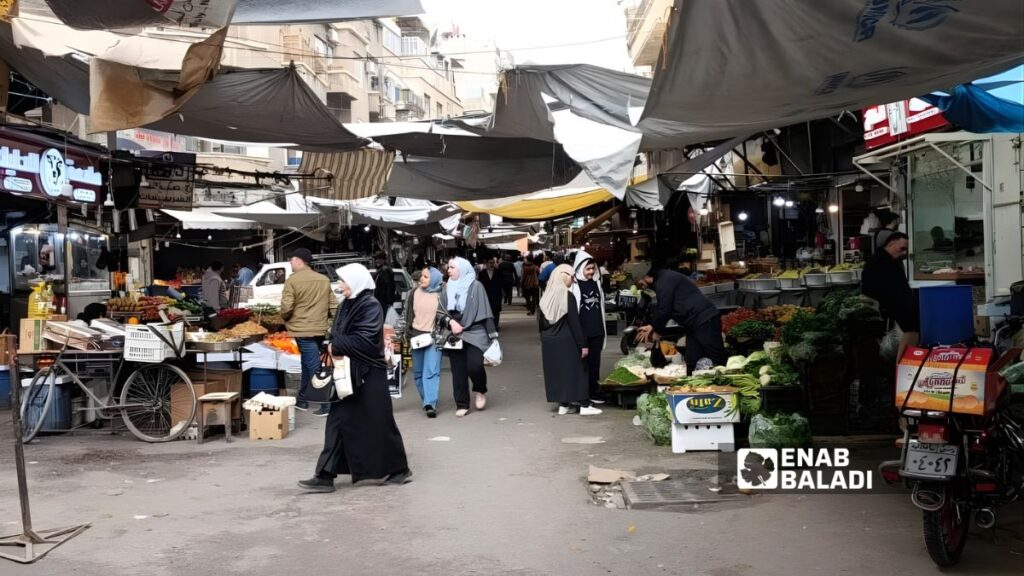 مواطنون يشترون حاجياتهم داخل أحد الأسواق الشعبية وسط دمشق - 25 كانون الأول 2025