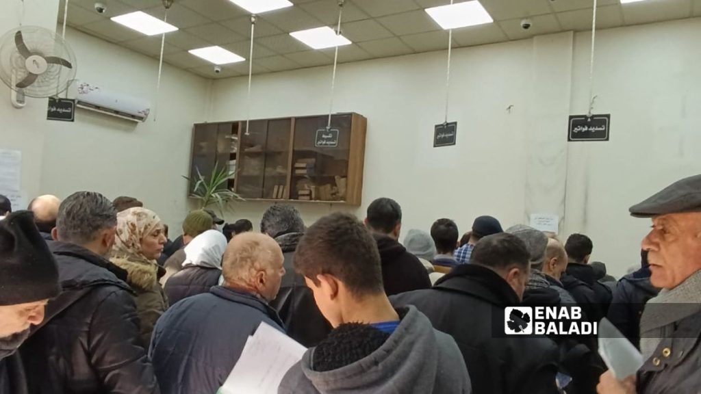 ازدحام مواطنون داخل صالة نافذة الجباية المركزية في دمشق للاستعلام عن فواتيرهم - 25 كانون الثاني 2026 (عنب بلدي/ مارينا مرهج)