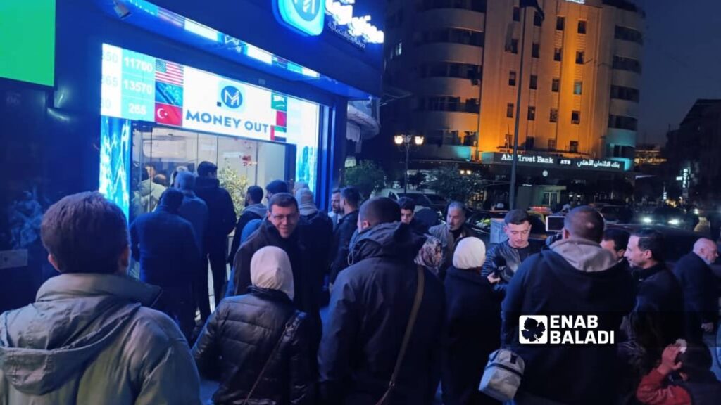 ازدحام أمام إحدى شركات الصرافة وسط دمشق لاستبدال العملة السورية القديمة - 3 كانون الثاني 2026 ( عنب بلدي/ مارينا مرهج)