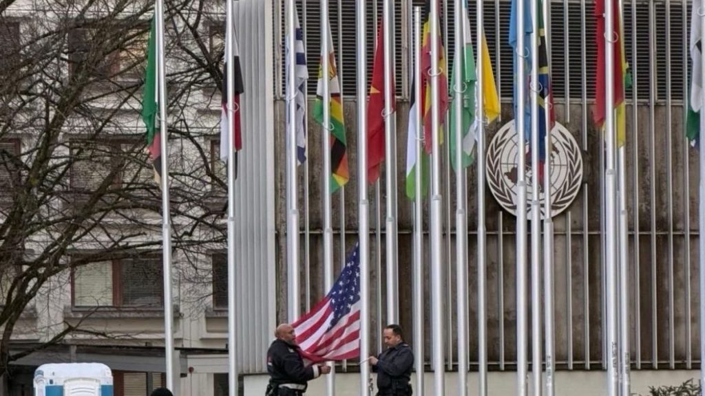 إزالة العلم الأمريكي من أمام مقر منظمة الصحة العالمية في جنيف - 22 كانون الثاني 2026 (health policy watch)