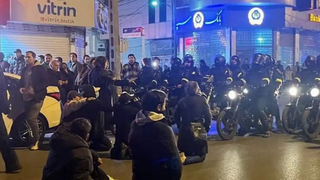 تتواصل الاحتجاجات في إيران لليوم التاسع على التوالي. ويطالب آلاف المتظاهرين بالحرية والإصلاحات، بينما ترد قوات الأمن بالقوة. الصور من احتجاجات في مشهد (UGC)