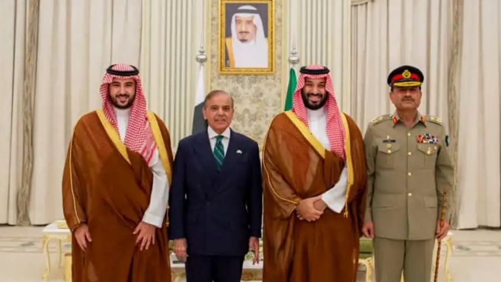 حسابات باكستان فهي تنطلق من فكرة الصفقات، حيث تتعامل مع التعاون الدفاعي كقناة لبيع الأسلحة والإنتاج المشترك والتدريب والتسهيلات الائتمانية (Pakistan Press Information Department/AP Photo/picture alliance)