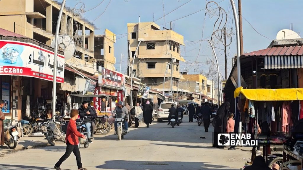 السوق التجارية في مدينة رأس العين شمالي الحسكة - 27 كانون الأول 2025 (عنب بلدي/ حسين الشعبو)