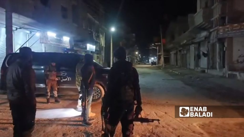 عناصر من الأمن الداخلي بدير الزور يفرضون طوق أمني حول مكان العبوة في شارع التكايا - 13كانون الثاني 2026 (عنب بلدي)