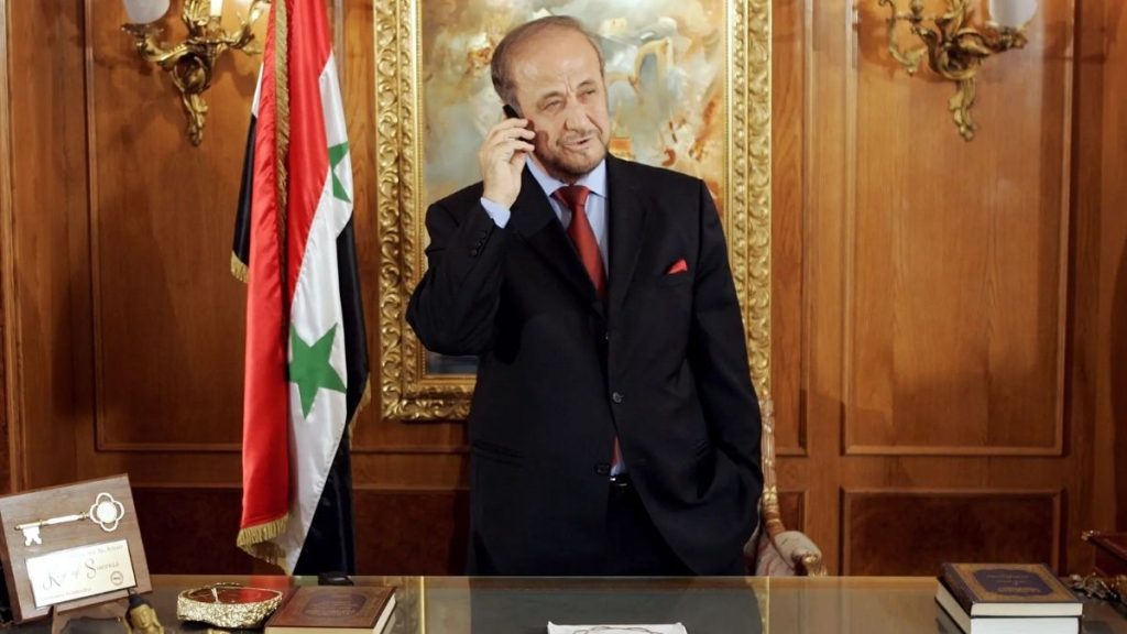 رفعت الأسد في مكتبه بماربيا في إسبانيا عام 2005 (AP)