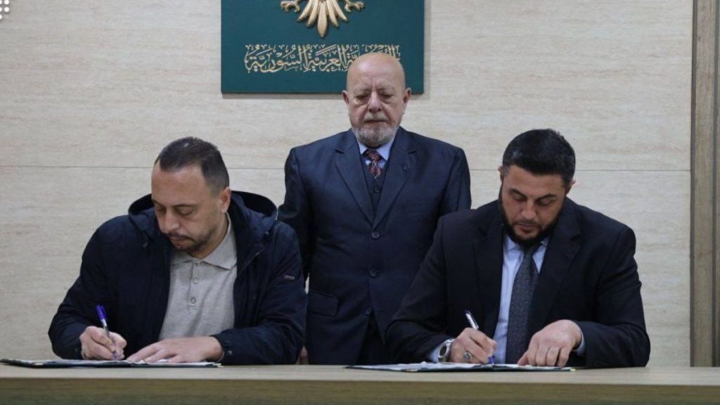 توقيع اتفاقية لاستثمار وحدات الشركة العامة للملبوسات في اللاذقية وطرطوس - 14 كانون الثاني 2026 (وزارة الاقتصاد/فيسبوك)