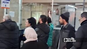 مستخدمون للهواتف الثابتة ينتظرون تفعيل نظام الدفع في مركز لوزارة الاتصالات لتسديد الفواتير - 6 كانون الثاني 2026 (عنب بلدي)
