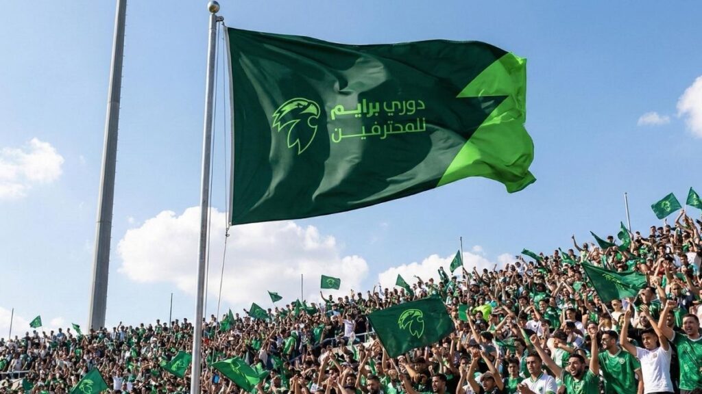 مشهد تعبيري للمشجعين مع أعلام الهوية البصرية الجديدة للدوري السوري - 21 كانون الأول 2025 (محمد سلواية/فيسبوك)