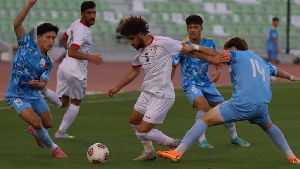 لاعبو المنتخب السوري والفيتنامي خلال لقاء ودي جمعهما في دولة قطر - 30 كانون الأول 2025 (SFA)