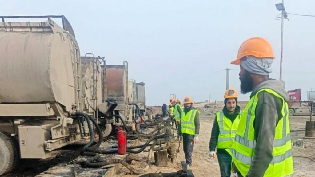 عمال يبدؤون استخراج النفط من آبار شمال شرقي سوريا بعد سيطرة الحكومة عليها - 24 كانون الثاني 2026 (الشركة السورية للبترول)