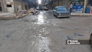 تجمع المياه والوحل في شارع بأحد الأحياء الفرعية بمنطقة صلاح الدين في مدينة حلب - 3 كانون الثاني 2026 (عنب بلدي)
