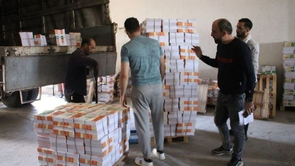 تحميل شحنة كتب مدرسية لتوزيعها على مدارس محافظة حلب - 2 تشرين الثاني 2025 (جريدة الثورة)