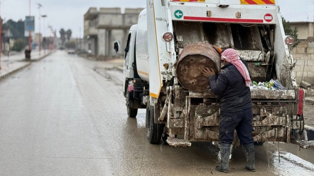عامل يرحّل القمامة في مدينة دير حافر بريف حلب الشرقي - 18 كانون الثاني 2026 (محافظة حلب/ فيسبوك)