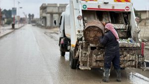 عامل يرحّل القمامة في مدينة دير حافر بريف حلب الشرقي - 18 كانون الثاني 2026 (محافظة حلب/ فيسبوك)
