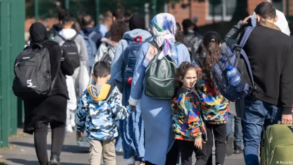 مجموعة من اللاجئين السوريين في ألمانيا - 28 حزيران 2025(dpa)
