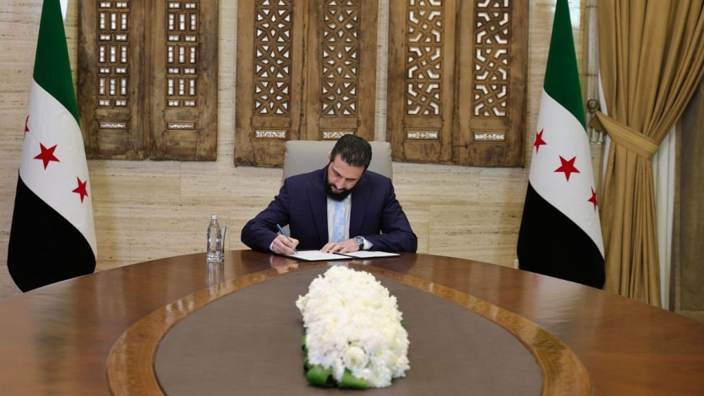الرئيس السوري أحمد الشرع يوقع على اتفاق اندماج قسد ضمن مؤسسات الدولة - 18 كانون الثاني 2026(الرئاسة السورية)