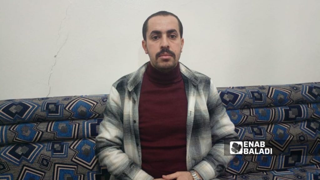 الصحفي فراس البرجس بعد خروجه من سجن الأقطان - 27 كانون الثاني 2026 (عنب بلدي/ أحمد الحمدي)