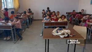 طلاب في المرحلة الابتدائية بمدرسة في ريف حمص الشمالي - 1 كانون الأول 2025 (عنب بلدي)
