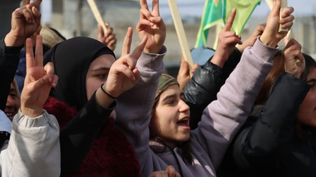 متظاهرون في مدينة عين العرب كوباني شرقي حلب في الذكرى الـ11 من خروج تنظيم الدولة من المدينة - 27 كانون الثاني 2026 (هاور)