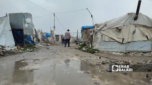 يعاني سكان المخيمات بعد عام على سقوط نظام الأسد خاصة خلال المنخفضات الجوية الأخيرة نهاية عام 2025 (عنب بلدي)