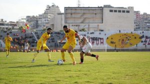 لاعبو نادي تشرين خلال مباراة أمام الجيش بالملعب البلدي في مدينة اللاذقية وسط حضور جماهيري متواضع - 25 كانون الأول 2025 (نادي تشرين/فيسبوك)
