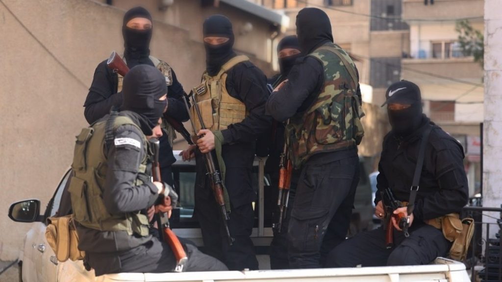 عناصر من قوى الأمن الداخلية تنفذ حملة أمنية في مدينة قدسيا في ريف دمشق - 12 كانون الثاني 2026 (وزارة الداخلية)